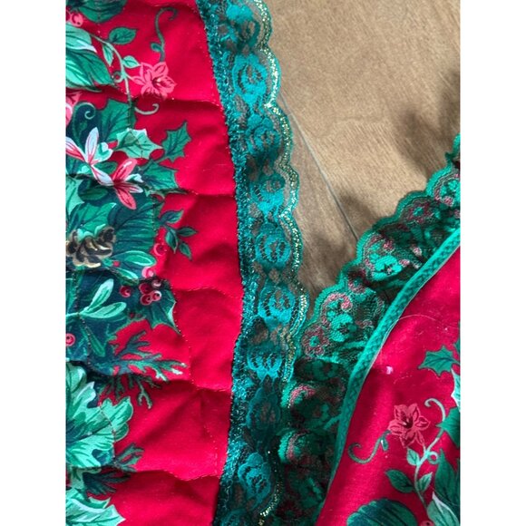 Quilted Christmas Tree Skirt/ Round Table Cloth Cardinals & Holly Wreath - Picture 5 of 9